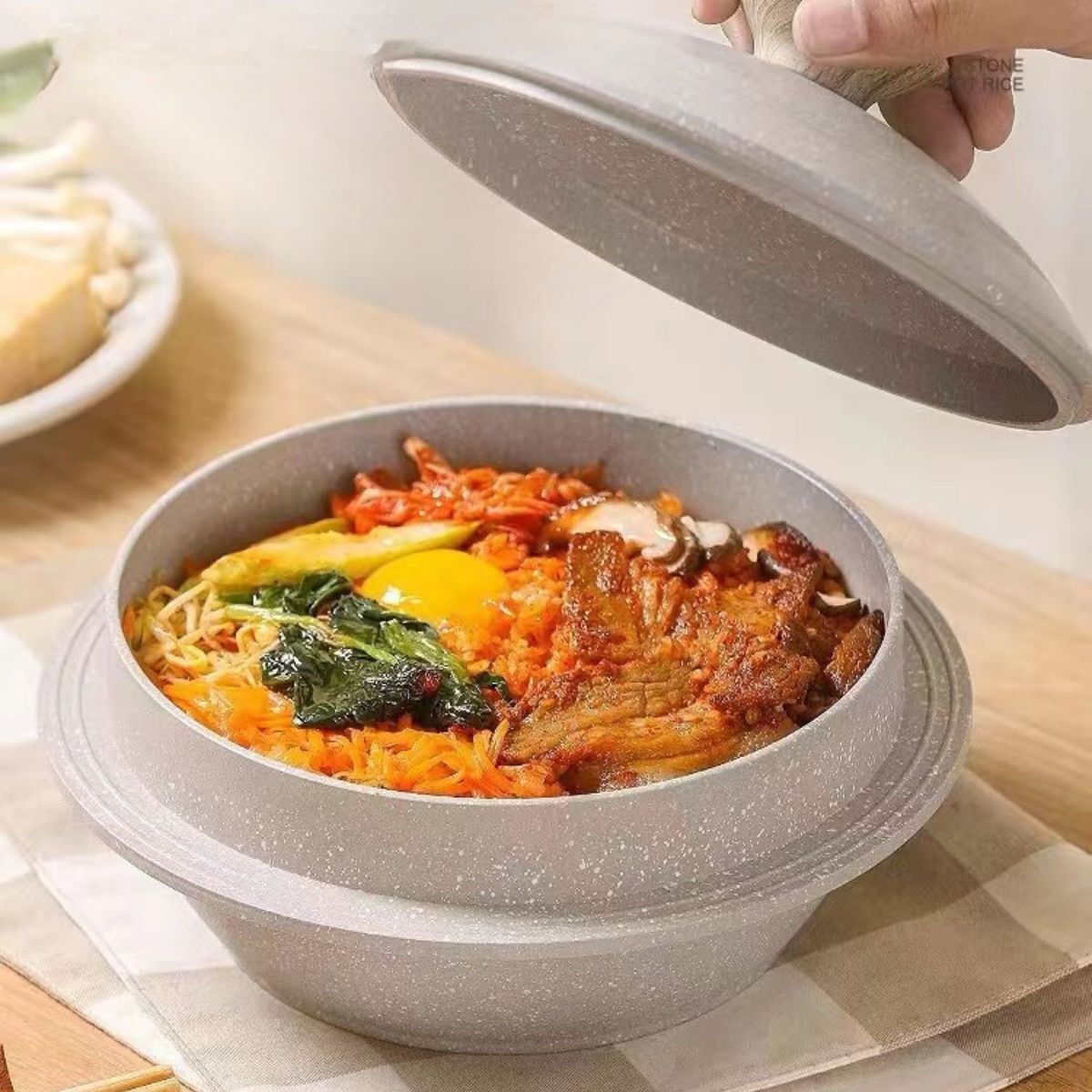 Masker Korean Cooking Bibimbap Stone Pot 18cm - Black